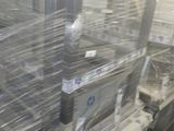 de nombreux cartons emballés sur une palette