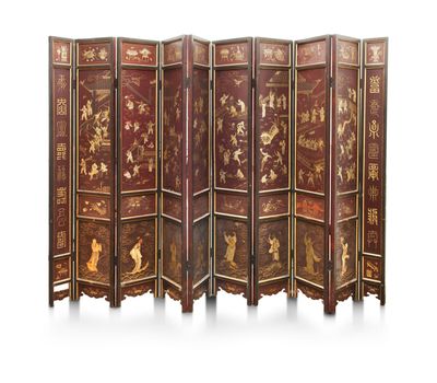 un paravent chinois à quatre panneaux représentant des personnages et des fleurs