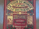 un vieux livre posé sur une table sur une table