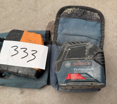 une paire de gants posés l'un à côté de l'autre