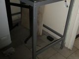 une table sur laquelle se trouve une boîte, dans une pièce