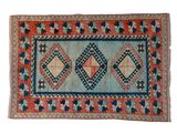 un tapis bleu et orange à motifs en losanges