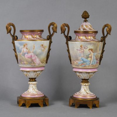 paire de vases anciens ornés de scènes peintes, posés sur des socles en bois