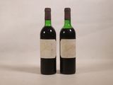 deux bouteilles de vin posées l'une à côté de l'autre sur une surface blanche