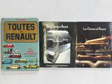 Trois livres sont posés sur une surface blanche ; l'un représente une voiture et l'autre un bus.
