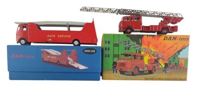 trois camions de pompiers miniatures et un camion de pompiers dans une boîte