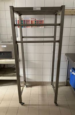 une étagère métallique au milieu d'une cuisine