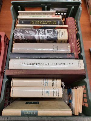 une pile de livres superposés sur une table