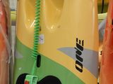 de nombreux modèles de kayaks exposés dans un magasin