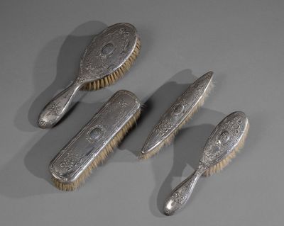 Nécessaire de toilette à monture argent comprenant quatre br… - Photo 1