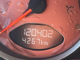 un gros plan sur le compteur de vitesse d'une voiture