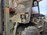 une photo d'un chariot élévateur garé dans un garage