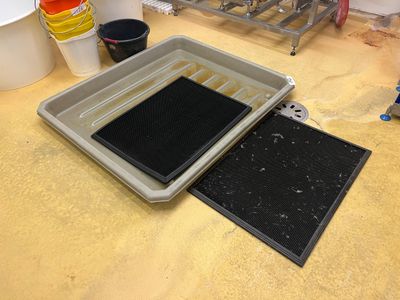 deux plateaux posés sur une table