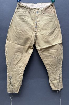 un gros plan sur un pantalon suspendu à une corde à linge