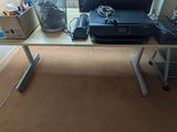 un bureau avec une imprimante posée dessus