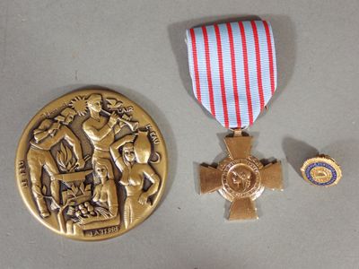 [MILITARIA] Ensemble comprenant une Croix de combattant ; Mé…