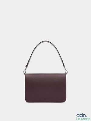 Ce petit sac à bandoulière en cuir est confectionné dans un cuir marron foncé
