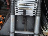 un homme debout à côté d'une pile d'outils métalliques