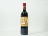 une bouteille de vin posée sur une table