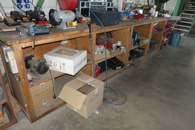 un établi sur lequel sont posés de nombreux outils, dans un garage