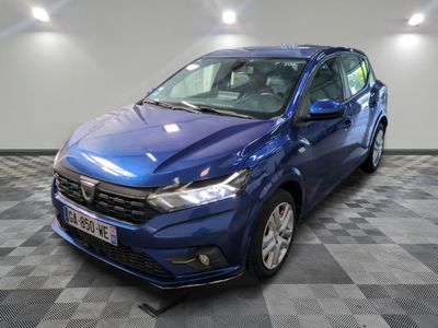 une voiture bleue est garée dans une pièce au sol à carreaux