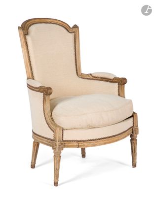 une image représentant une chaise dont l'assise est recouverte d'un tissu beige
