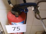 un extincteur fixé au mur d'une salle de bains