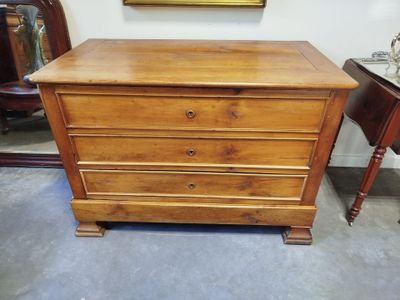 une commode en bois dans le coin d'une pièce