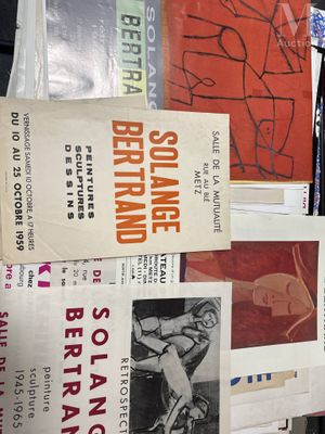 de nombreuses affiches différentes accrochées au mur d'une pièce