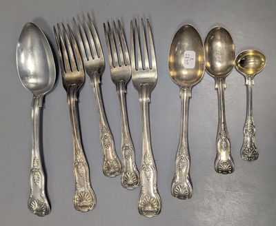 cinq cuillères en argent et six cuillères en argent sur une table