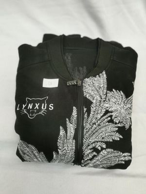 T-shirt noir et blanc orné d'un motif de fougère sur le devant