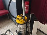 un aspirateur posé sur le sol à côté d'un radiateur