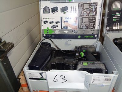 une boîte remplie de piles et d'autres appareils électroniques dans une pièce