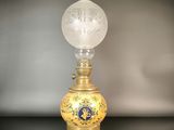 une lampe en verre posée sur une table