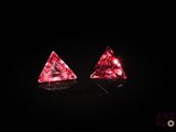 une paire de boucles d'oreilles en diamants roses sur fond noir