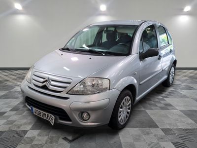 une voiture argentée garée dans une pièce