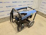 une machine bleue posée sur un sol en béton, près d'un mur