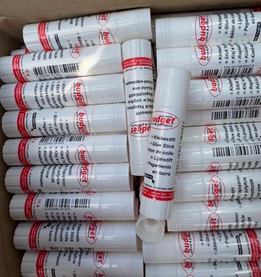 plusieurs tubes de colle empilés les uns sur les autres dans une boîte