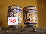 deux vases posés sur une table, avec une étiquette de prix dessus