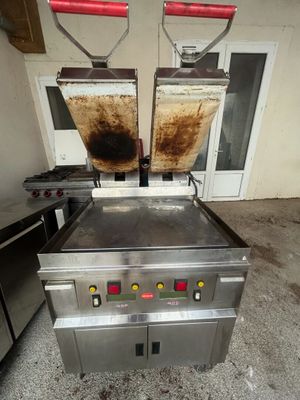 une grande friteuse posée au milieu d'une cuisine