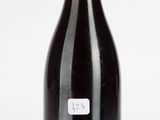 une bouteille de vin posée sur une table