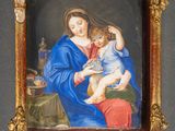 une peinture représentant une femme tenant un enfant sur ses genoux