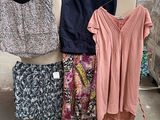 beaucoup de vêtements empilés sur une palette