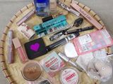 une photo d'une table sur laquelle sont disposés de nombreux produits de beauté
