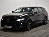 la voiture noire est garée sur le sol en damier d'une pièce