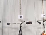 de nombreuses chaînes accrochées au mur d'un immeuble