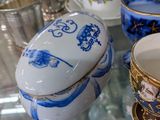 de nombreuses tasses et soucoupes posées sur une table en verre