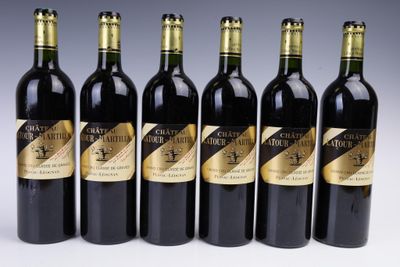 six bouteilles de vin sont alignées dans une rangée