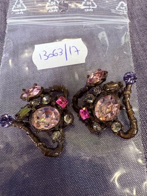 deux bijoux posés sur un sac posé sur une table