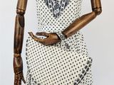 un mannequin vêtu d'une robe, exposé sur un présentoir